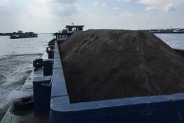 Cát tăng giá gấp đôi, sà lan xếp hàng dài chờ mua 