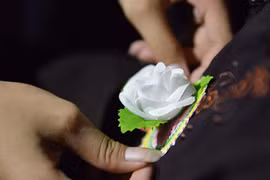 Lễ Vu Lan người Việt tặng hoa hồng cài áo, nước khác tặng hoa gì?