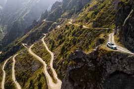 Khám phá con đường ngoằn ngoèo, 38 khúc cua tay áo nguy hiểm nhất thế giới