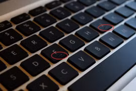 Vì sao bàn phím QWERTY đều có gờ nhỏ trên phím F và J ?