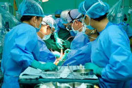 Chia đôi lá gan của người chết não, cứu sống 2 bệnh nhân