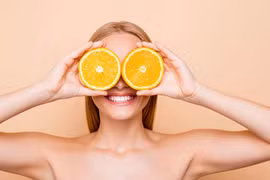 Da dầu mụn có nên dùng vitamin C?
