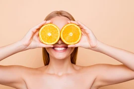 Da dầu mụn có nên dùng vitamin C?