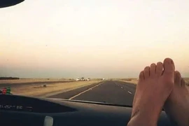 Liệt 2 chân vì thói quen gác chân lên táp-lô xe ô tô