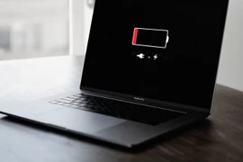 Thói quen tưởng vô hại nhưng khiến "tuổi thọ" pin laptop rút ngắn