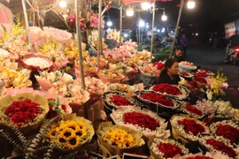 Chợ hoa Quảng An nhộn nhịp, ngập tràn sắc màu dịp 8/3