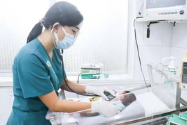 Cứu sống thành công bệnh nhi 4 ngày tuổi bị viêm ruột hoại tử nguy kịch