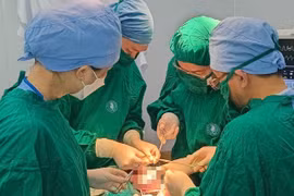 Phẫu thuật thành công cho bé trai 8 tháng tuổi bị chảy máu não do ngã