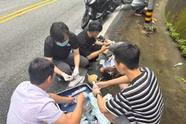 Đang đi du lịch, nhóm bác sĩ cấp cứu người bị tai nạn giữa đèo