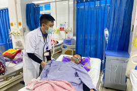 Đốt than sưởi ấm trong phòng kín, 4 người trong gia đình nhập viện cấp cứu