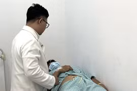 Thuê thợ xăm đến nhà... cắt bao quy đầu, nam thanh niên nhập viện cấp cứu