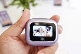 JBL ra mắt Live Beam 3 với phiên bản hộp sạc có màn hình