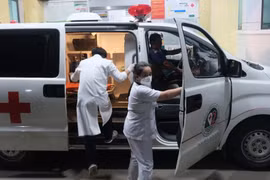 15 học sinh TP HCM nhập viện cấp cứu sau khi ăn sushi, bánh mì