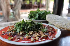 Tưởng bổ máu, nào ngờ tiết canh mang mầm truyền bệnh