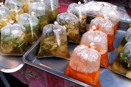 Sai lầm phổ biến khi dùng túi nilon âm thầm tàn phá sức khỏe 