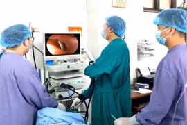 Bé gái 7 tuổi nhập viện gấp sau khi ăn cháo