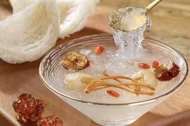 Ai nên hạn chế ăn yến?