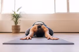 Lợi ích tuyệt vời của tư thế em bé hạnh phúc trong Yoga