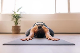 Lợi ích tuyệt vời của tư thế em bé hạnh phúc trong Yoga