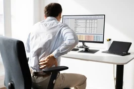 Nam nhân viên văn phòng mắc hội chứng cơ hình lê do... ngồi nhiều
