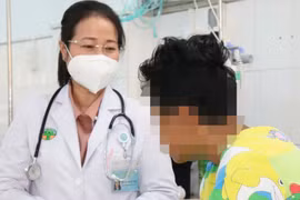 Bé trai ói ra máu do nhiễm loại vi khuẩn phổ biến trong dạ dày