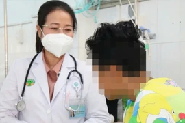 Bé trai ói ra máu do nhiễm loại vi khuẩn phổ biến trong dạ dày