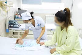 Giây phút cứu sống bé trai 7 ngày tuổi ngừng thở vì sặc sữa 