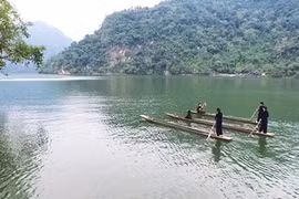 Dừng đua thuyền độc mộc trên hồ Ba Bể do không bảo đảm an toàn