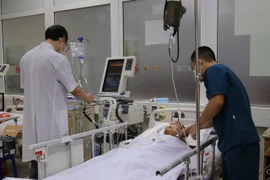 Người đàn ông tử vong sau chầu nhậu, ngộ độc Methanol nguy hiểm sao?