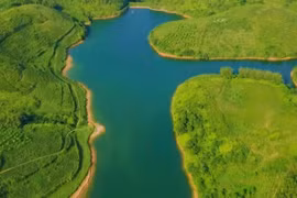 Về Hòa Bình ngắm hồ Sam Tạng thanh bình, tĩnh lặng