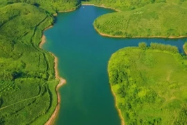 Về Hòa Bình ngắm hồ Sam Tạng thanh bình, tĩnh lặng