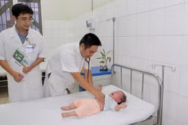 Trẻ nhũ nhi sốt xuất huyết nặng, dấu hiệu nhận biết bệnh