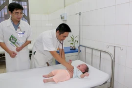 Trẻ nhũ nhi sốt xuất huyết nặng, dấu hiệu nhận biết bệnh