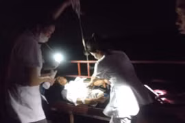 Đi xuồng xuyên đêm ra đảo cứu người dân bị rắn độc cắn