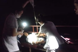 Đi xuồng xuyên đêm ra đảo cứu người dân bị rắn độc cắn