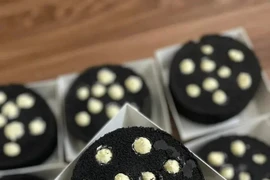 Đu trend làm bánh "viên than tổ ong" nhân sốt trứng muối