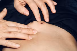 Bé trai nhập viện vì vết loét nhỏ trên da, bác sĩ cảnh báo