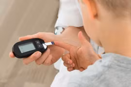 Mệt mỏi, sút cân, uống nhiều nước, bé trai 13 tuổi mắc... đái tháo đường