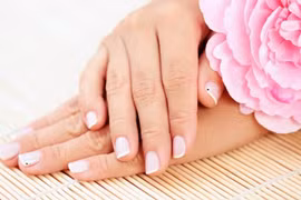 Bí quyết chăm sóc móng tay mùa hanh khô