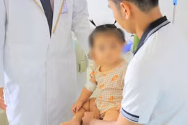 Bé gái 11 tháng tuổi bị sốc mất nước, nguy kịch do... tiêu chảy cấp