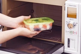 Lý do không nên hâm nóng thức ăn trong hộp nhựa bằng lò vi sóng