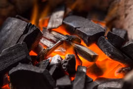 Rét đậm, khuyến cáo người dân không dùng bếp than sưởi ấm trong phòng kín