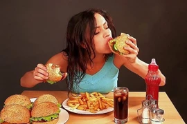 Ám ảnh về cân nặng, nữ sinh 20 tuổi mắc chứng "ăn vô độ tâm thần"