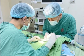 Trẻ sơ sinh 26 ngày tuổi suýt hoại tử buồng trứng do... thoát bị bẹn