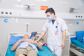 Đi phun thuốc giữa trời nắng nóng, người đàn ông bị suy thận cấp