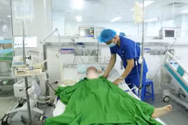 Cứu bé trai 7 tuổi ngừng tuần hoàn do cửa cuốn kẹp vào cổ