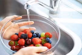 Mẹo "khử" thuốc trừ sâu trên trái cây, rau củ