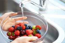 Mẹo "khử" thuốc trừ sâu trên trái cây, rau củ
