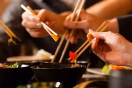 Tưởng chừng thói quen tốt trong bữa ăn nhưng lại vô tình khiến lây lan virus