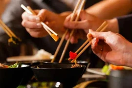 Tưởng chừng thói quen tốt trong bữa ăn nhưng lại vô tình khiến lây lan virus